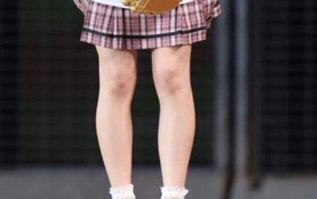 【画像】アイドルさん、始球式で見せた生足がえっちぃwww