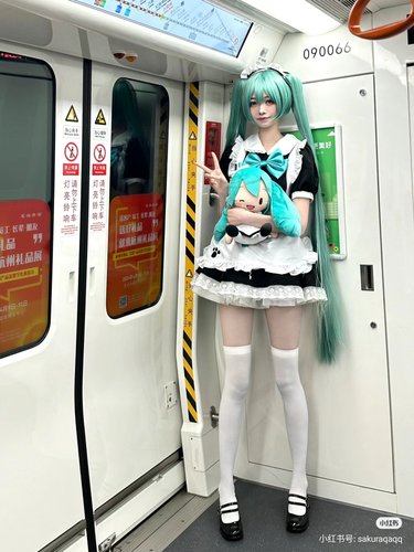 【動画あり】中国人「初音ミクのコスプレしてみた」←デカすぎると話題にwww