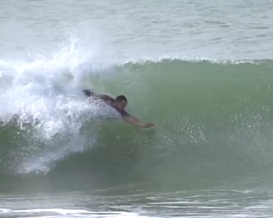 【動画】サーフボード無し、自分の体だけで波に乗れる男。