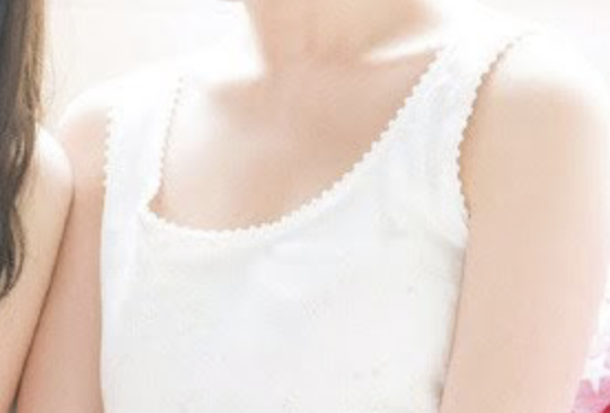 【画像】NHKさん、37.8度の福岡で巨乳女子を撮影してしまうwww