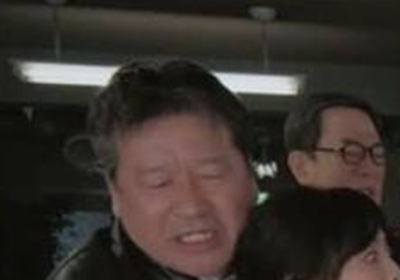 【画像】佐藤二朗に抱きつかれた斉藤由貴の顔がガチでヤバすぎる…