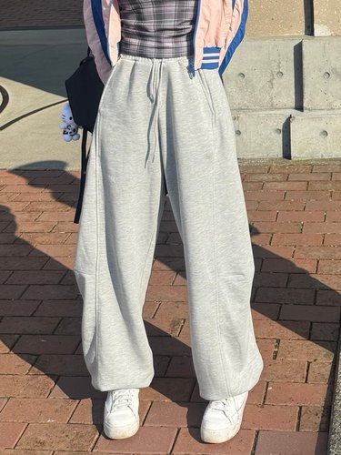 【画像】最新の女さん、みんなこのタイプのズボン履いてる