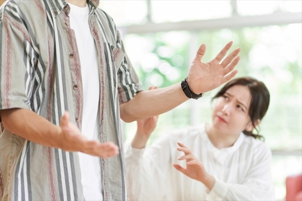 【唖然】「リモート会議中に性行為」4ヶ月で229回エｯｯｯｯｯｯﾂﾂさせられた女さん、限界へ⇒！！