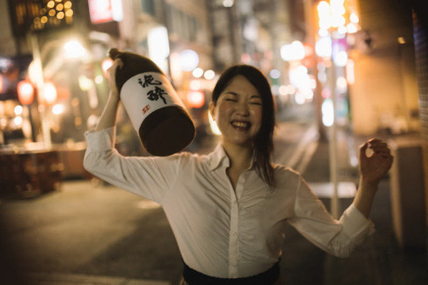 【画像】女の子『お酒を飲むと体が”こんなふう”になる人いる･････？』⇒！！
