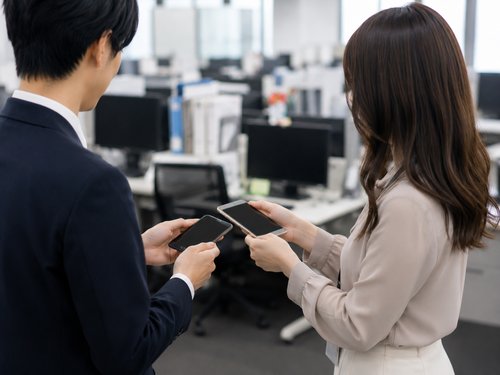 【衝撃】ワイ君、職場のババア先輩(44)とLINEを交換するwww