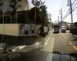 【動画】会話に夢中で目の前の自転車をはねてしまうタクシーのドラレコ。