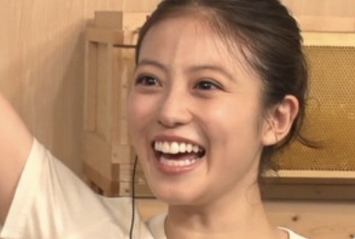 【画像】今田美桜さん、TVとは思えない横乳を強調してしまうwww