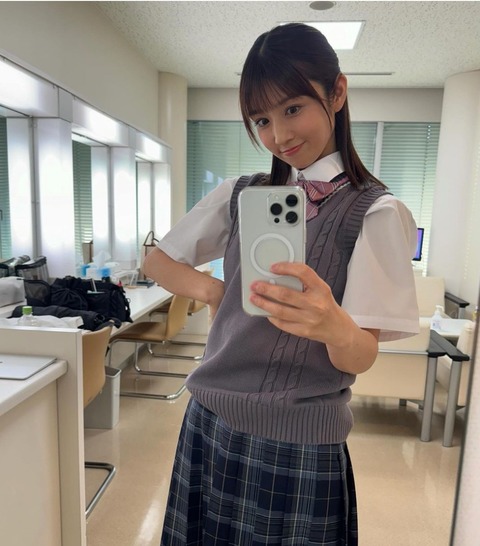 【画像】小倉優子(43)「閉経したけど学生服着てみた」