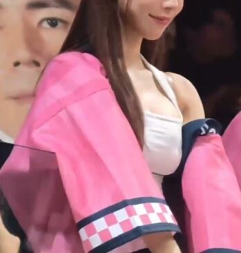 【悲報】元アイドルさん、乳輪はみ出しで炎上www