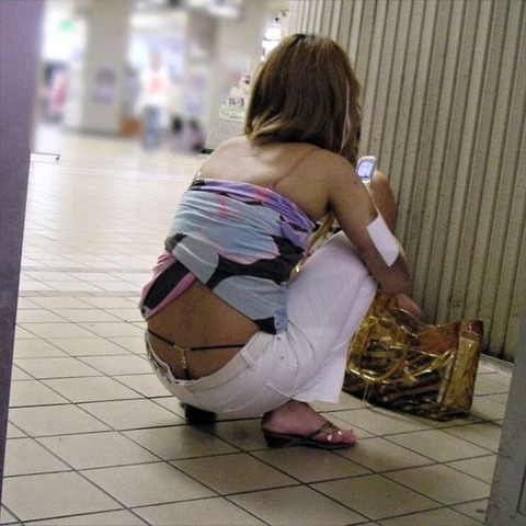 こういうTバックを見せる下品なファッションwww （※画像あり）