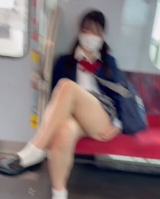 【動画】電車内でパ〇チラしちゃう女の子www