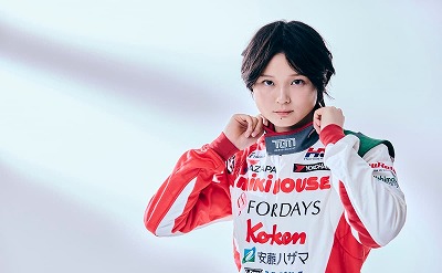 【悲報】女性レーシングドライバーjujuさん、あまりにも遅すぎて外人レーサーから中指を立てられる