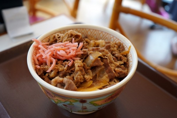 【悲報】吉野家「牛丼では稼げない」松屋「牛丼では稼げない」すき家「牛丼では稼げない」⇒