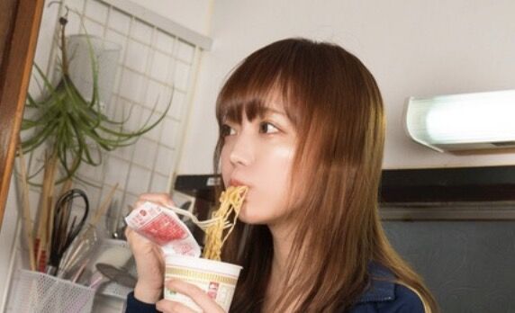 女さん、おめこをクパァしながらカップ麺を食べてしまうwww
