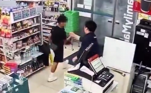 【動画】クソガキッズ、万引きがバレて外人店員に取り押さえられるwww