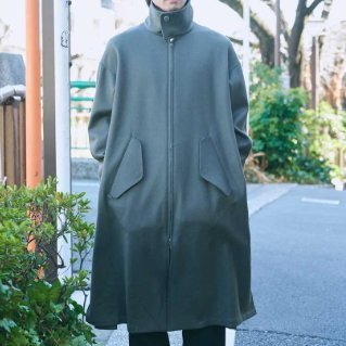 【人間国宝】女子高生に向かってコートを拡げ、全裸を披露
