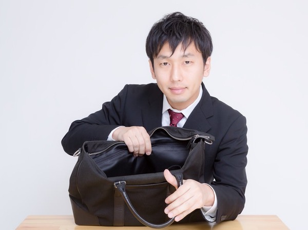 【警告】医師『認知症なりやすい人、カバンに”これ”入ってる』⇒！！