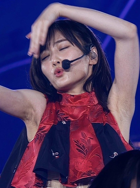【画像】アイドルがワキ毛ボーホーの放送事故www