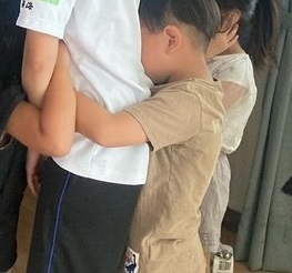 【画像】オスガキさん、女に抱きついてセ●クスの練習をおっぱじめる