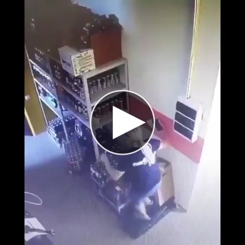 【動画あり】女性店員、棚の上の物を取ろうとしてちょっと失敗してしまうwww