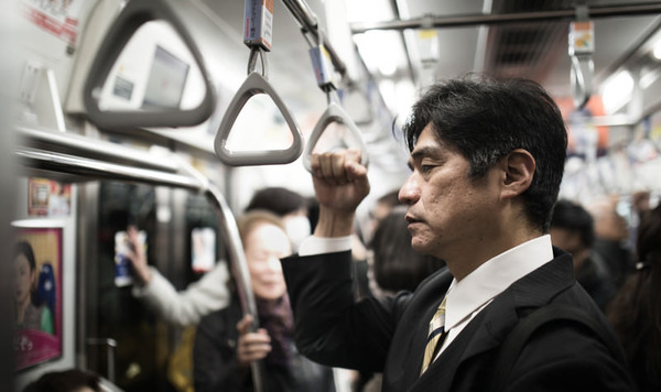 【衝撃】電車乗ってたらデブ女に中指立てられたwww（※画像あり）