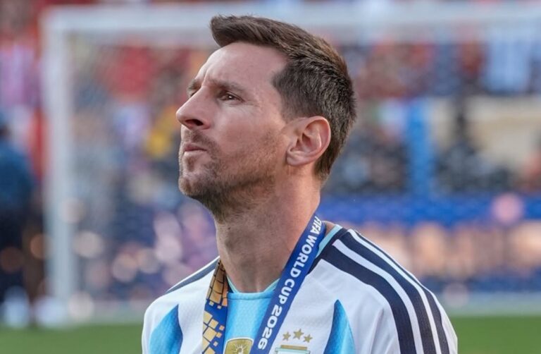 【悲報】メッシの退場要求、FIFA元審判員が苦言「スポーツマンシップに反する行為」