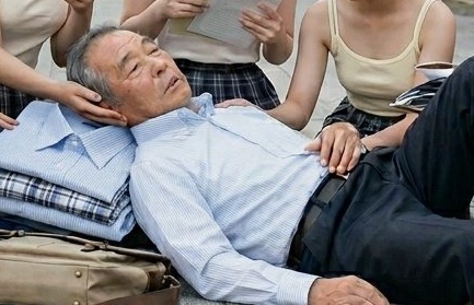 【朗報】熱中症で倒れた爺さん、JCJK６人に自分が着てる制服を枕にして助けられるwww