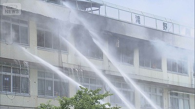 【悲報】例の小学校火災、「女教師が私服を干していたから」だと判明