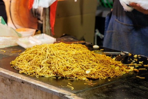 【画像】ブス「焼きそばください」店員「かしこまりましたやで！！」⇒結果www