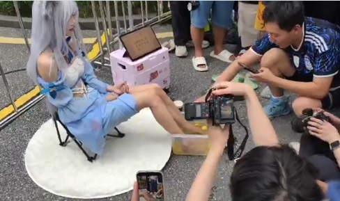 中国人コスプレイヤーさん　オタクががぶ飲みするレモネードを発売してしまうwww