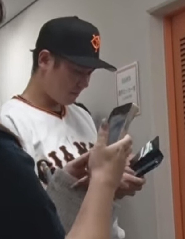 【悲報】 坂本勇人、手帳型スマホケースだったwww
