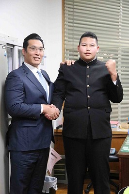15歳で身長190cm体重135kgハーランドを超える超恵体サッカー部FW少年が大相撲にスカウトされた結果www