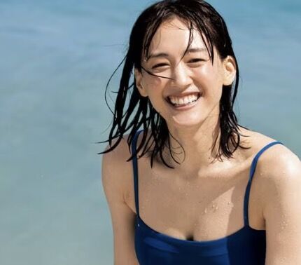 【画像】綾瀬はるかに似てる素人女さん、うっかり乳首チラしてしまう