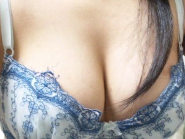 爆乳ギャル、ピチピチのスク水を着るとこうなるwww