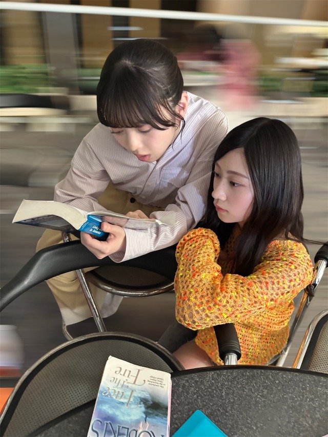長嶋凛桜ちゃんに洋書を読んでもらってふむふむ聞いてる川端晃菜ちゃんｗ【乃木坂46】