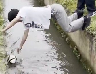 【動画】水路に落ちたボールを２人で救出しに行った結果www