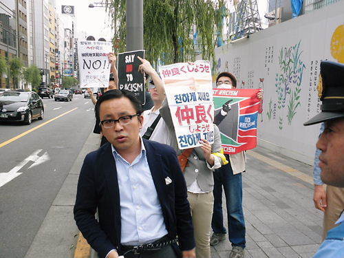 兵庫県斎藤知事に刑事告訴されたしばき隊、公用車を通せんぼ「人殺し出てこい」と怒鳴り散らす  [7/9]