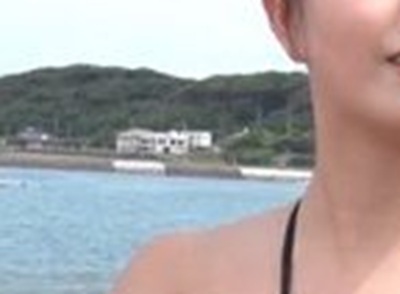 【放送事故】乳首が映っている事にも気が付かずTVでインタビューを受けてしまう巨.乳水着美女！