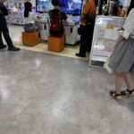 【爆笑】知的障がい者、ゲームセンターで暴れるので監視されてしまうwww