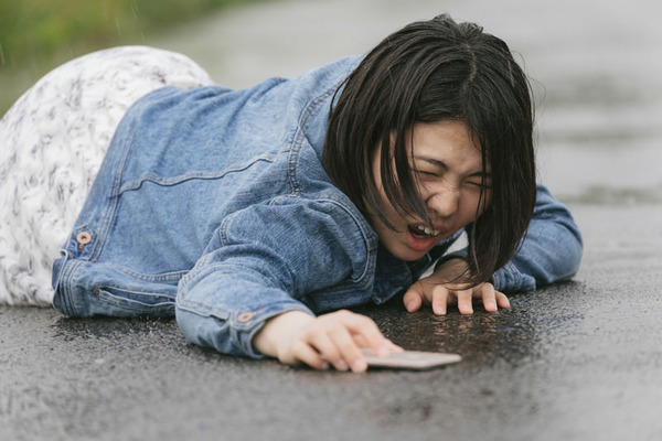 【画像】歩道で転んだミニスカ女さん、ケツを全国のお茶の間に晒してしまうwww