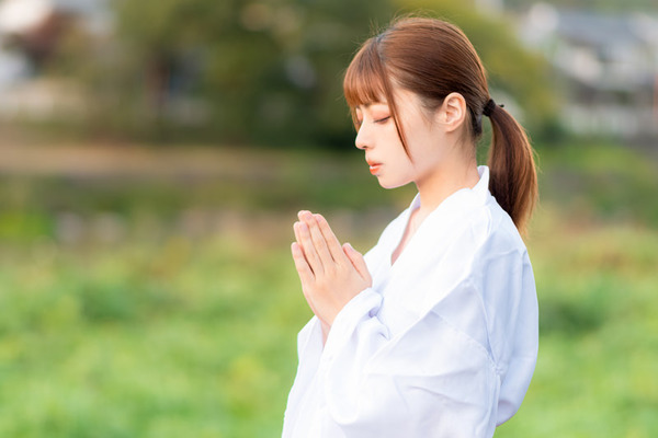 【画像】JK巫女さん、公開生着替えwww