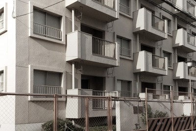 【緊急】突然賃貸6ヶ月以内に退去しろって通知きて笑えないんやが助けて