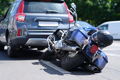 【悲報】バイカーさん、後方不注意の車にぶつかられてしまうwww