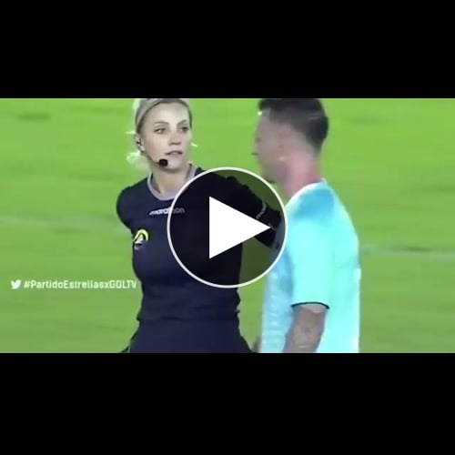 【動画あり】美女レフェリーさん、レッドカードを出すと見せかけてハンカチで顔を吹いてしまうwww