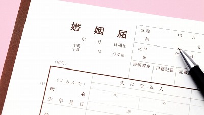 【悲報】男YouTuber、熱狂的な女ファンに勝手に婚姻届を出され、取り消し不可で結婚生活がスタートする