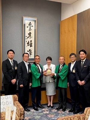 【悲報】高市早苗「あたしのメロン食べて～ん」オーストラリア首相「最もクソみたいな贈り物」←国内で炎上