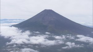 ドイツ人男性がランニングシューズで富士登山　「足をくじいて動けない」