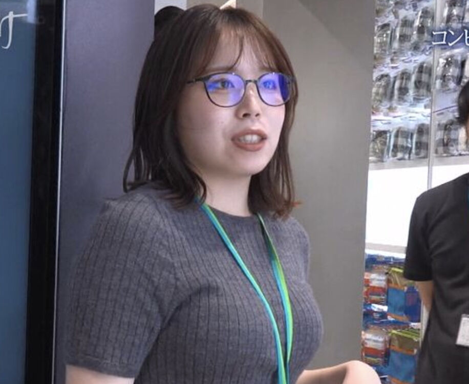 【画像あり】えっちなファミマの巨乳店長さん、見つかるwww