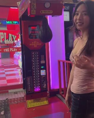 【悲報】20代女性さん、おっぱいを放り出しながらパンチングマシーンをやってしまう…