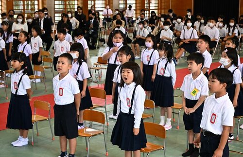 【悲報】沖縄の教師さん、小学生が描いた絵を塗りつぶす